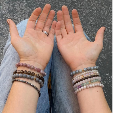 đeo 2 tay 2 vòng có sao không