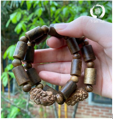 vòng tay trầm hương nghỉ hưu