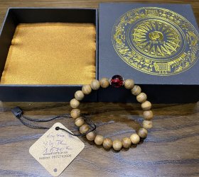 Vòng trầm tốc đơn, hạt 8 mm, 27 hạt, mix resin đỏ