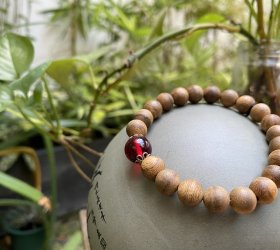 Vòng trầm tốc đơn, hạt 8 mm, 27 hạt, mix resin đỏ